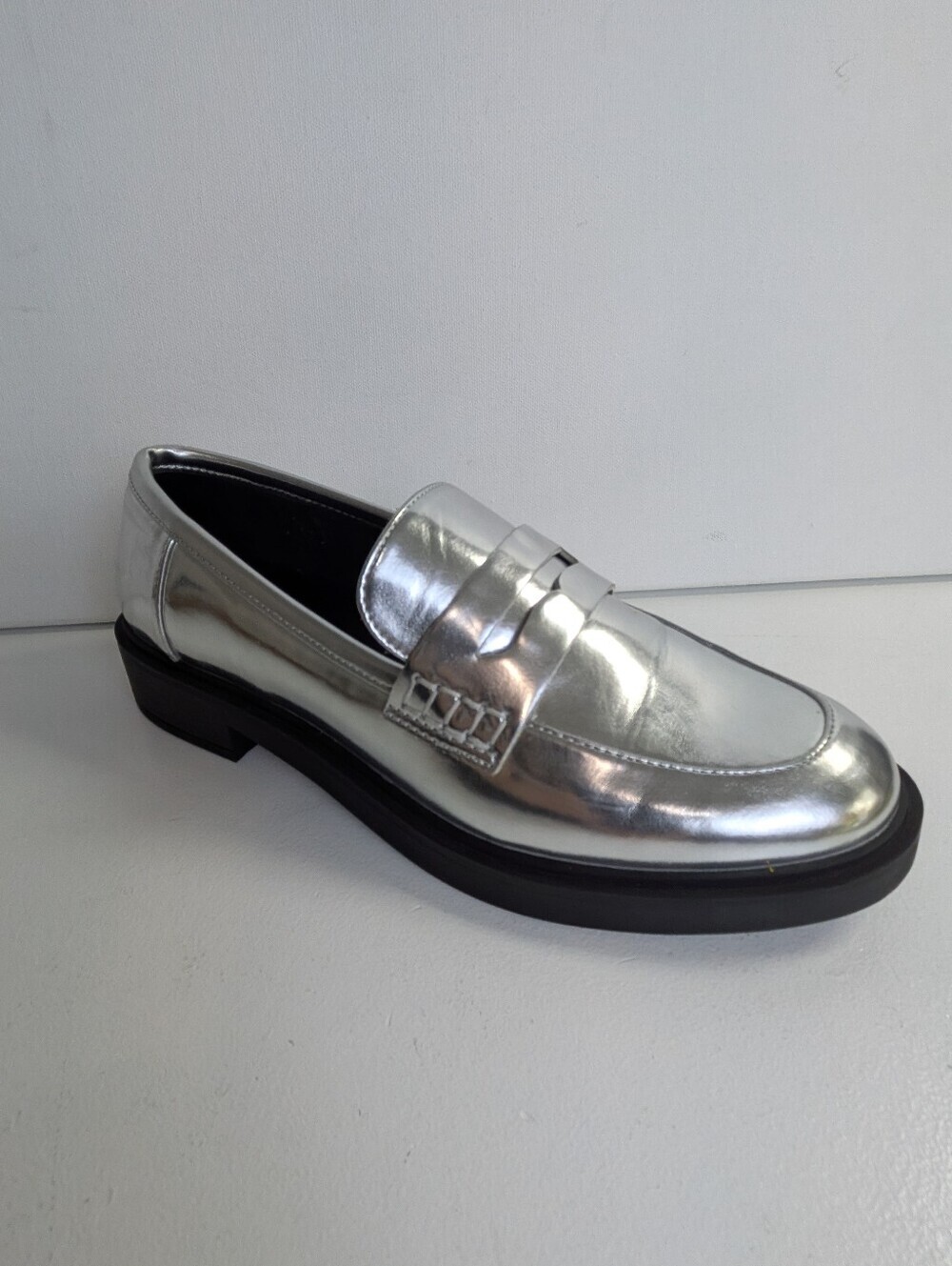 A New Day Women's Jordan Loafer Flats with Memory Foam Insole Silver Sz 8.5 EUC